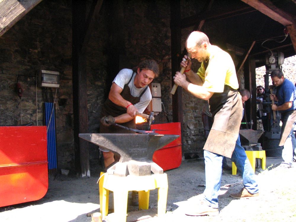 Ukázka kování na kovářském setkání Helfštýn 2007 