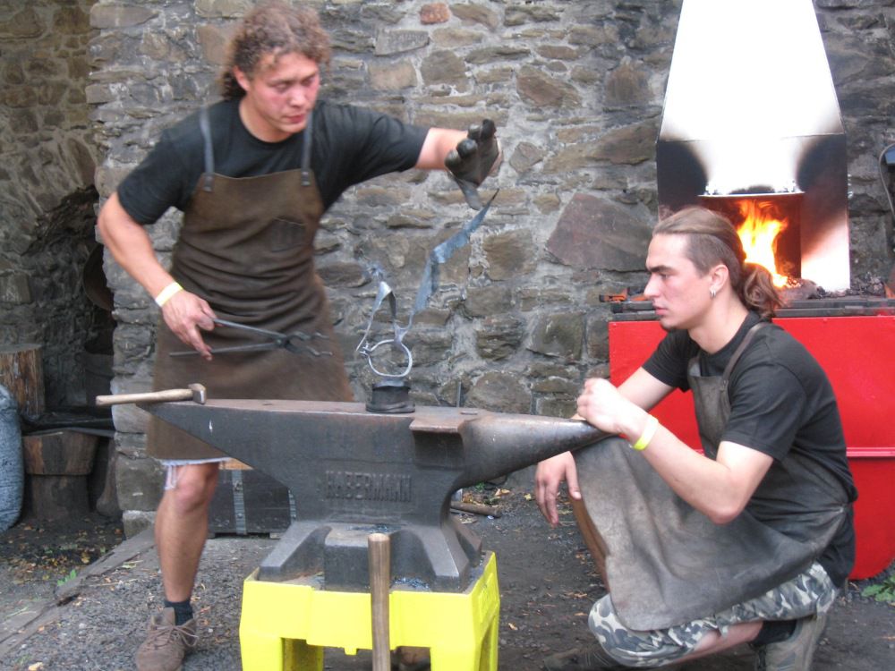 Ukázka kování na kovářském setkání Helfštýn 2008