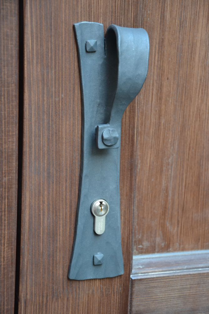 dveřní štítek s madlem
