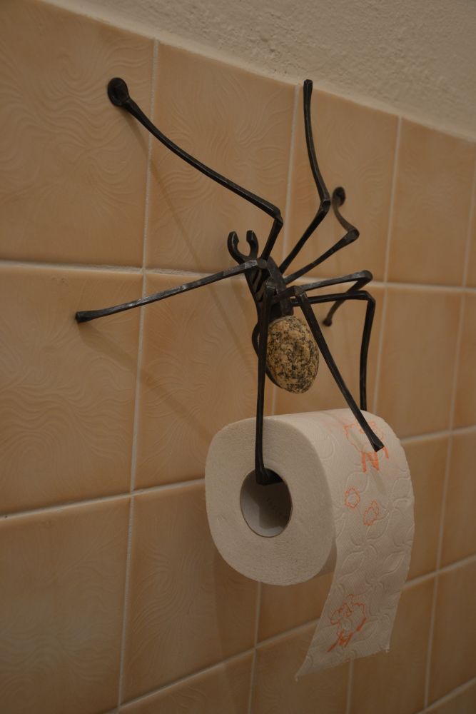 kovaný pavouk - držák toaletního papíru