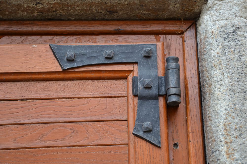 kovaný dveřní pant